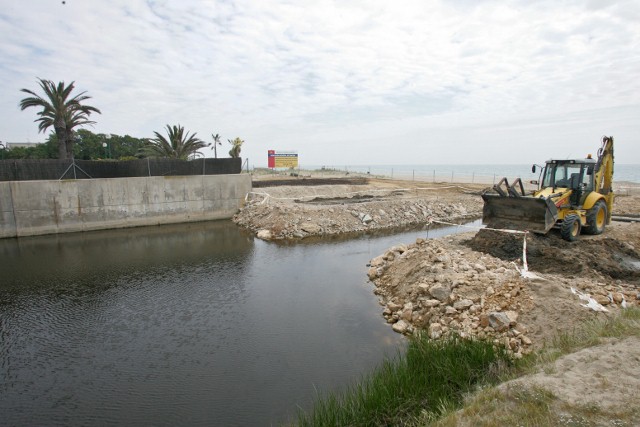 Fotorgrafia de les obres de preparaci� per a la construcci� del nou pont del passeig mar�tim de Gav� Mar sobre la Riera dels Canyars - fotografia publicada a la web LAPREMSADELBAIX.ES (19 d'Abril de 2010)